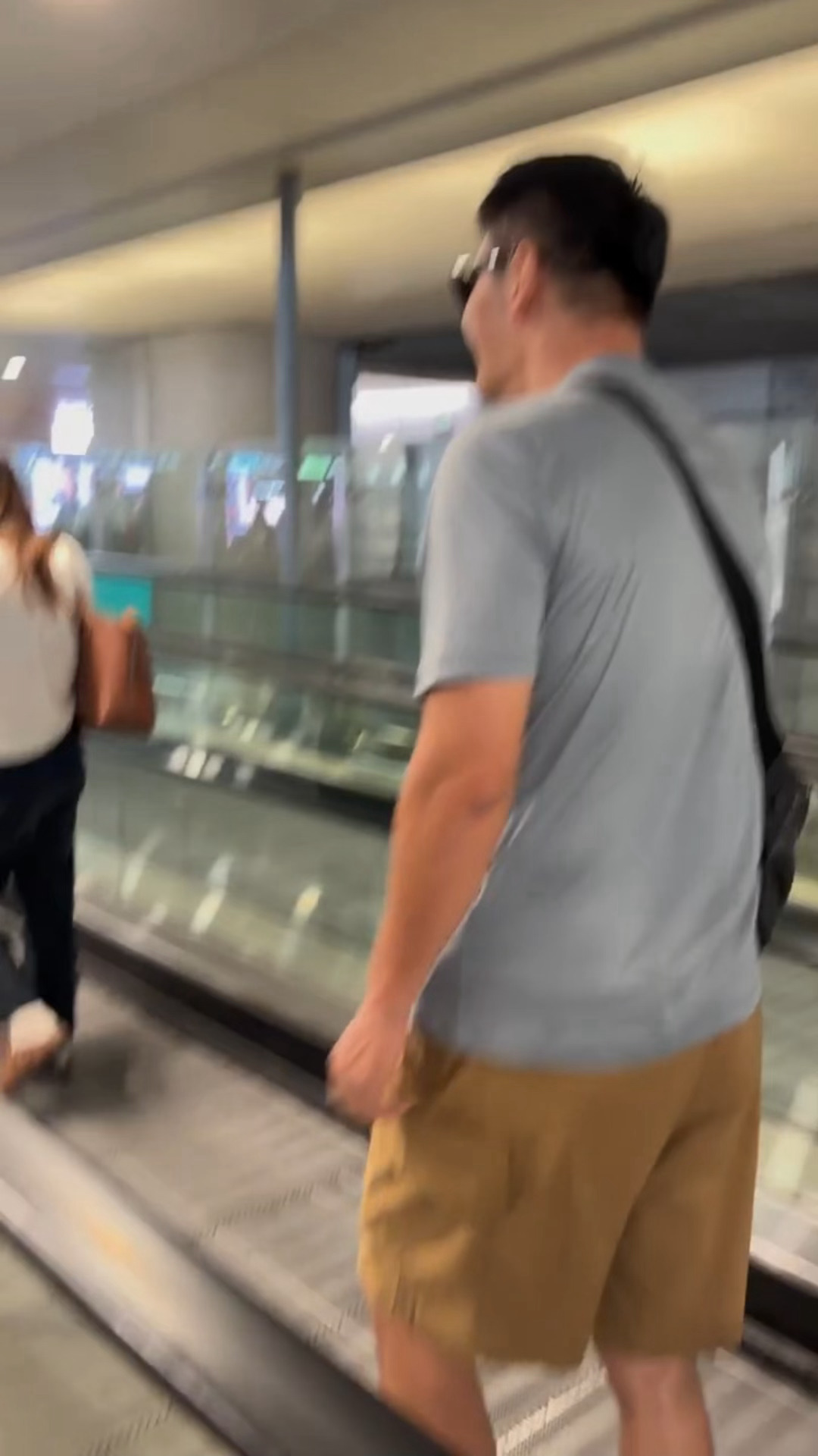 邵兵看到邵子恒被挤的反应邵兵被邵子恒的人气吓到了 怎么还有种逃出生天得庆幸感