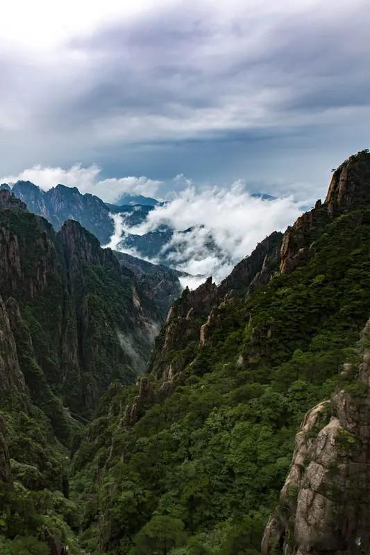 下联：雨落四海七洋。
        上联“云飘三山五岳”，下联是“雨落四海七洋