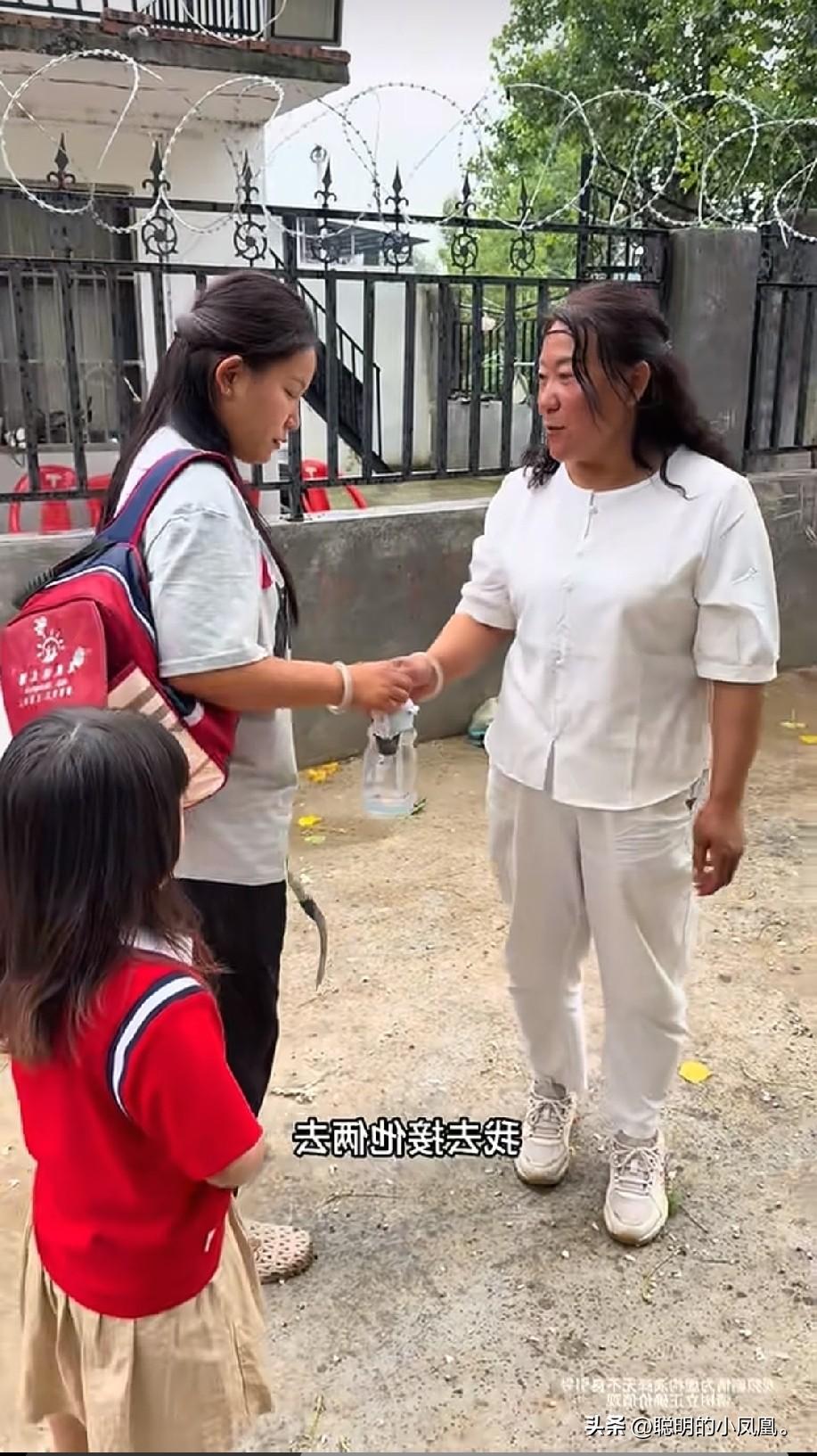 小故事！
    这李佳 也太多烦心了？昨天老壳子 把老爷子推进鱼塘 幸亏老汉 