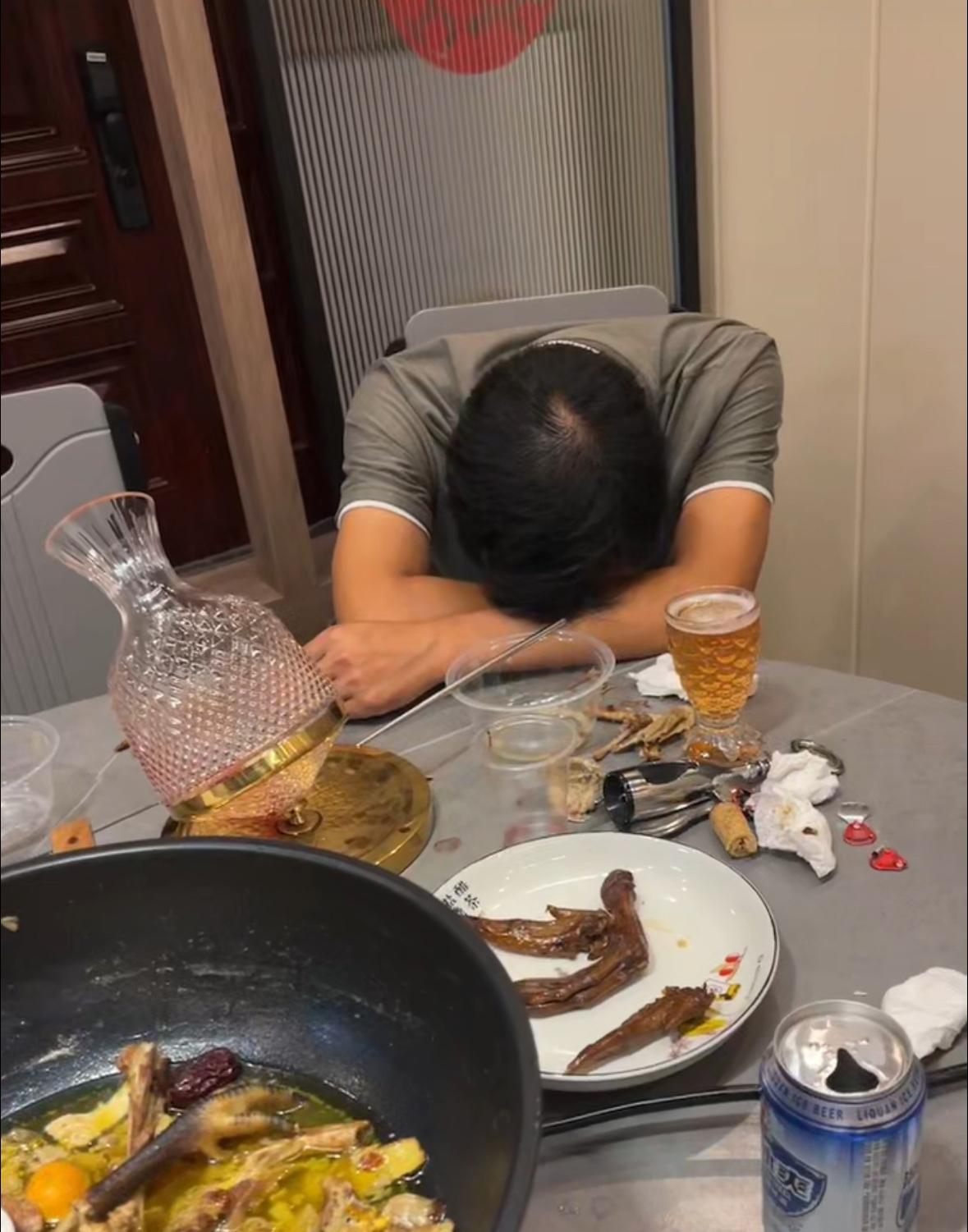 炮哥昨天给我打来电话臭骂了我一顿
然后晚上炮嫂就给我发来炮哥喝的，浪费如泥的照片