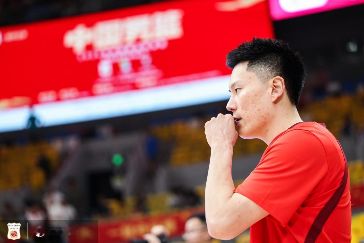 中国男篮李弘权真是太不务正业了！在今天中国男篮89-87险胜黎巴嫩男篮的比赛中，