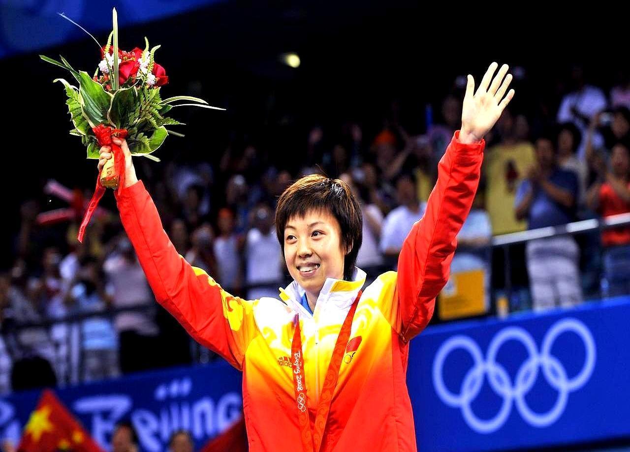 当年张怡宁嫌李隼练得松，李隼嫌张怡宁管得死，俩人吵得满馆都听见。吵完，老头熬夜剪