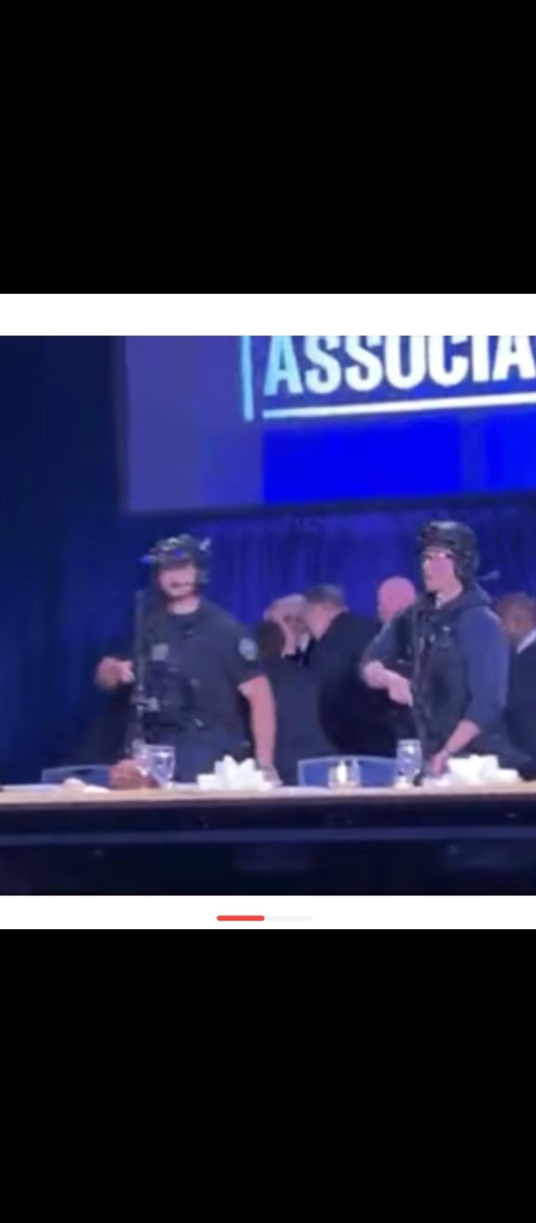 特朗普又被“砰砰”了几枪！只是这次子弹没靠身，上次伤耳，所以绰号“一只耳”[捂脸