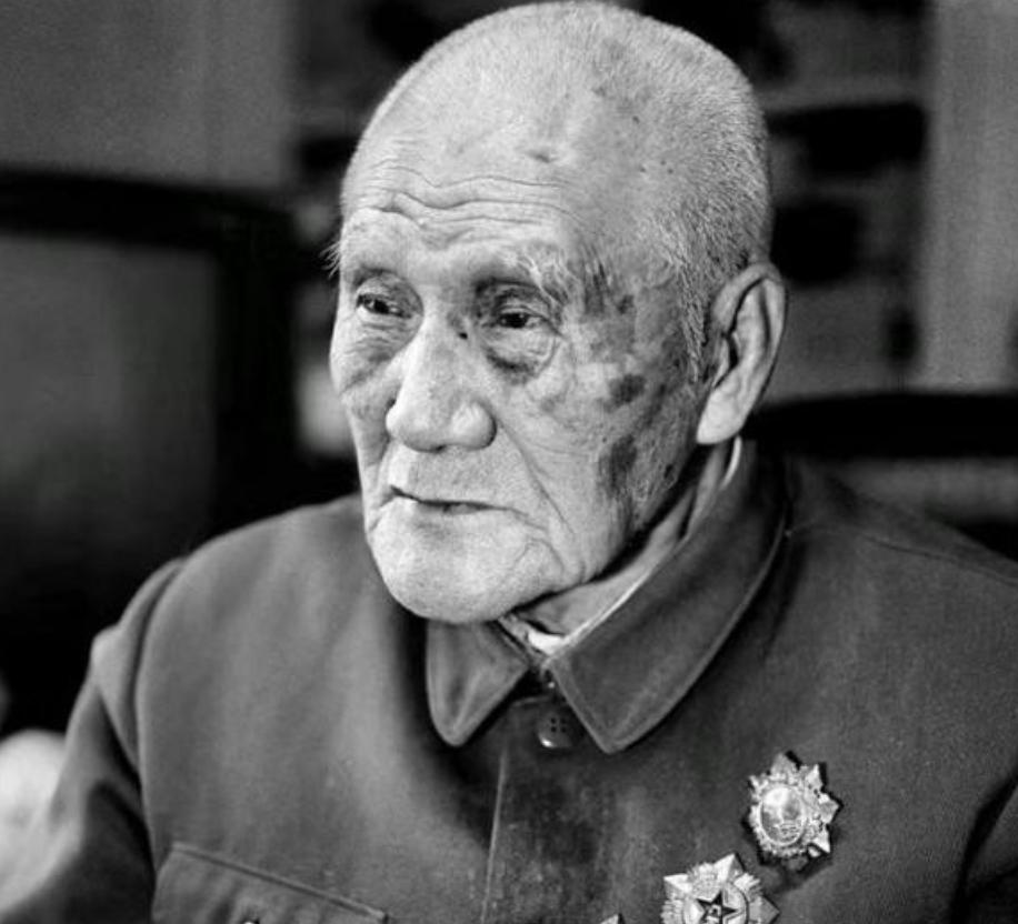 1940年秋天，延安青年食堂门口，一根木棍带着风声砸向毛主席的后脑勺。千钧一发，