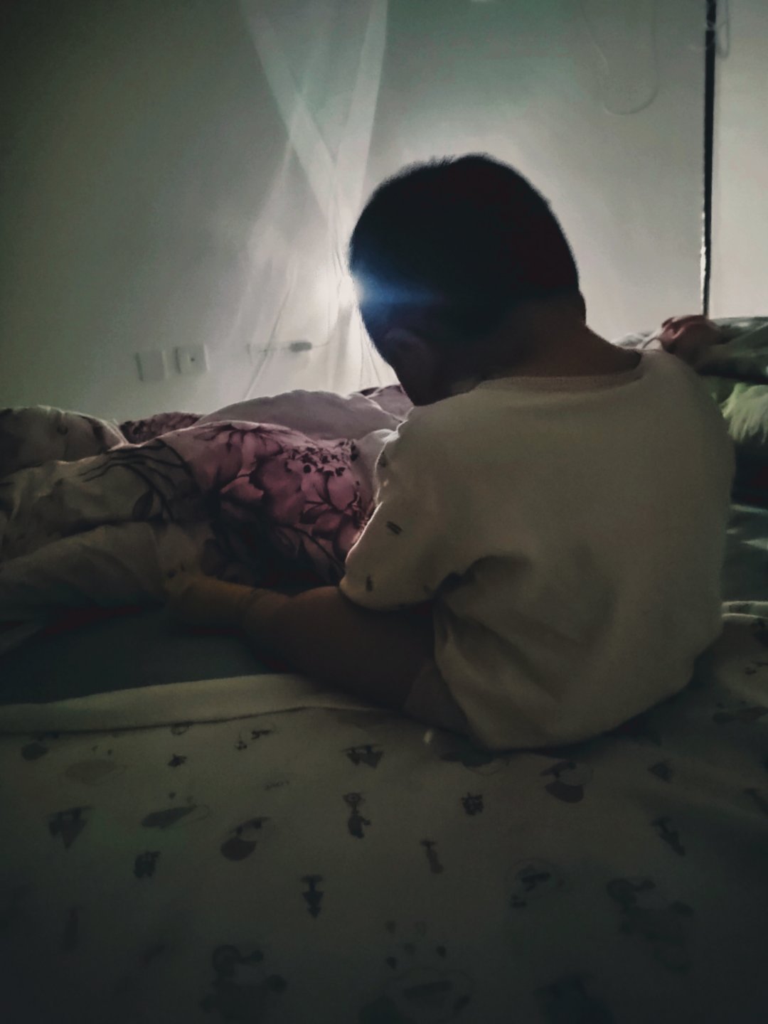 哎呀呀，人类幼崽又长能耐了躺着躺着，居然能自己坐起来了为了让他早点睡觉，9点就把