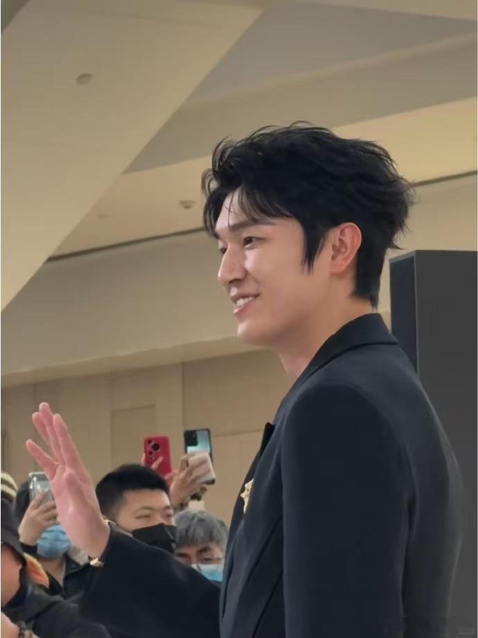 杨旭文开工大漏 谁被杨旭文的开工造型迷晕！深V真空西装解锁极致性感，优越身材线条