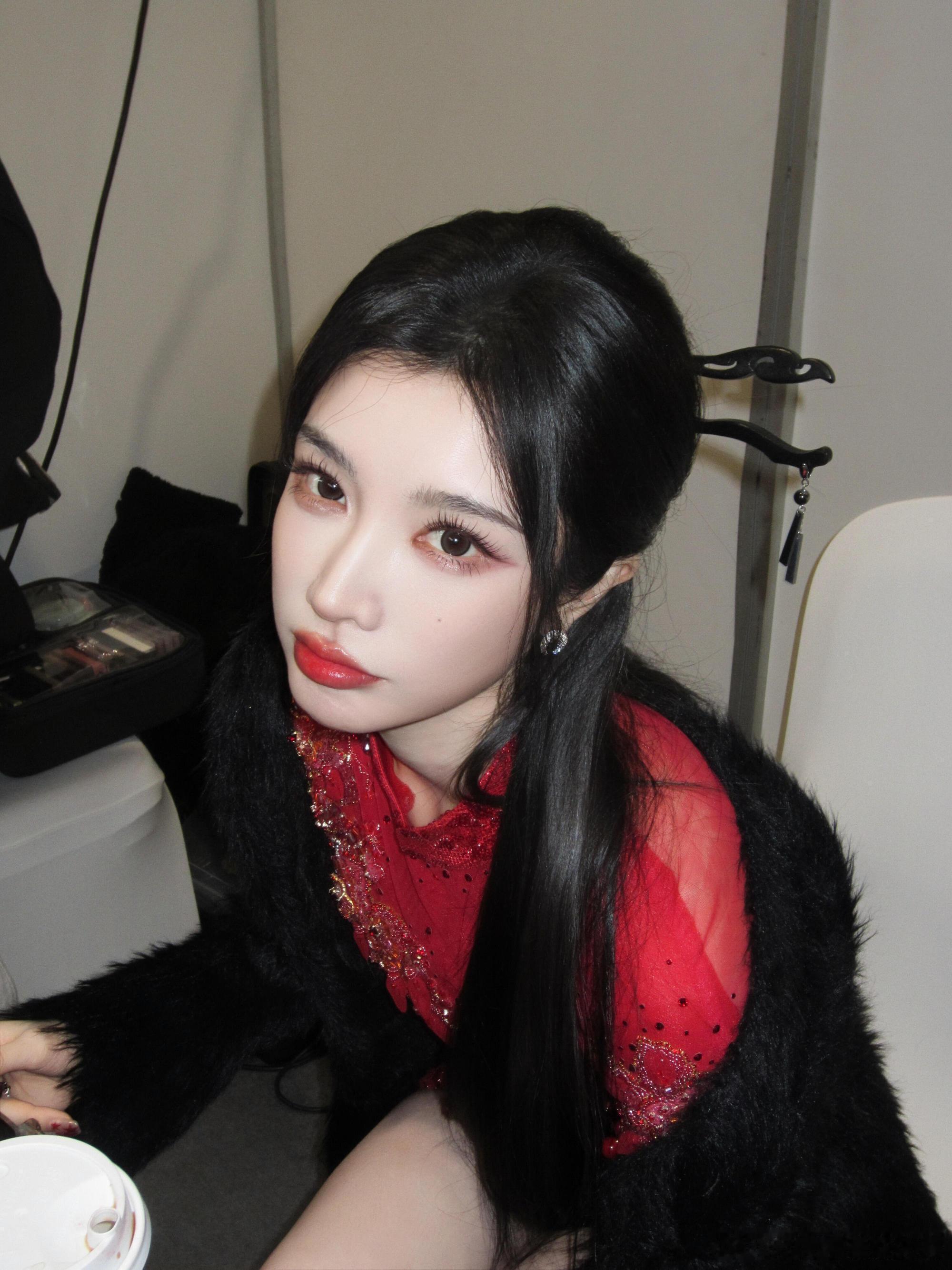 戴燕妮红色闪钻旗袍 把东方氛围感穿在身上，说的就是戴燕妮这身造型，正红色旗袍温婉