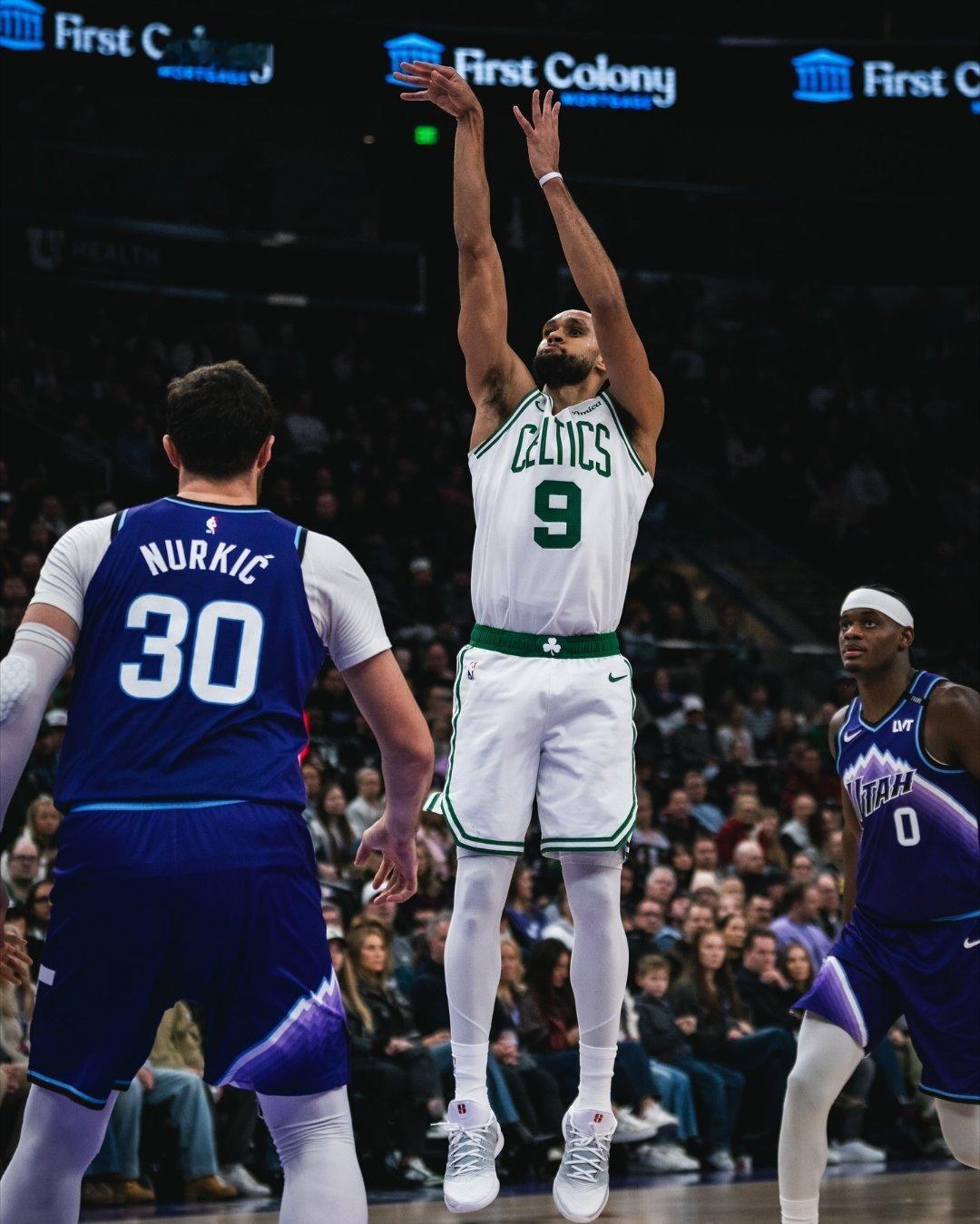 马祖拉：“德里克-怀特本赛季的角色越来越重要了，在我们的阵容里他会防守对方最好的