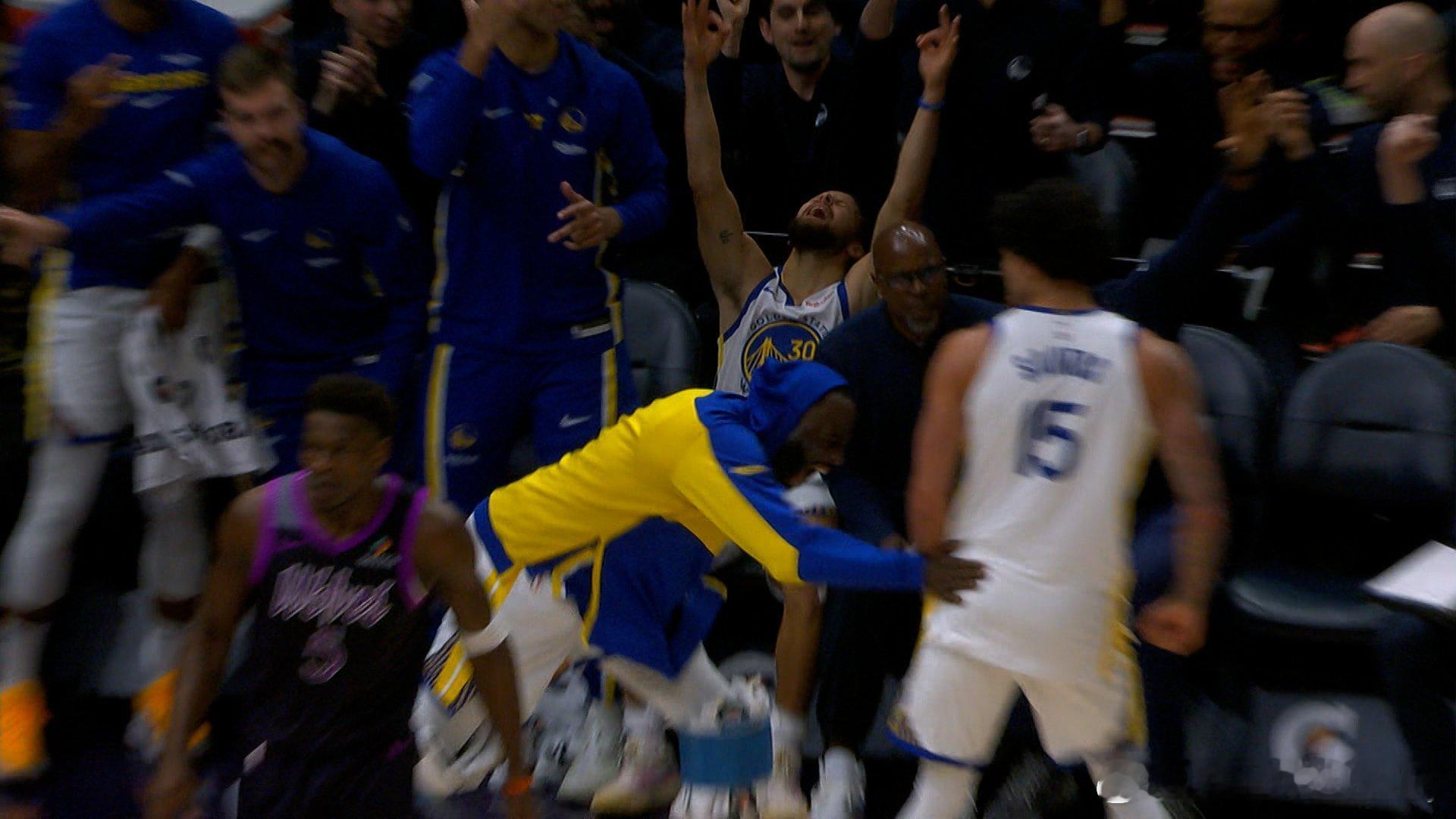 下班了！库里替补席开心坏了