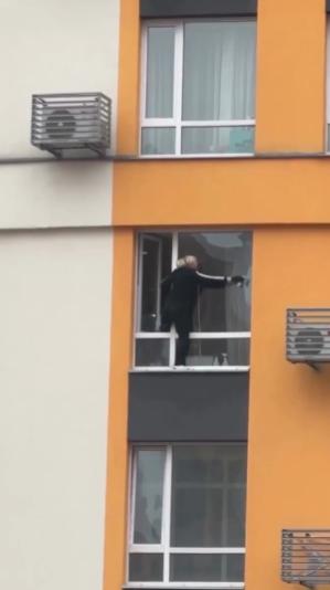 【空袭警报期间基辅的一幕：一位妇女平静地擦着窗户。警报就是警报，但生活还要继续—