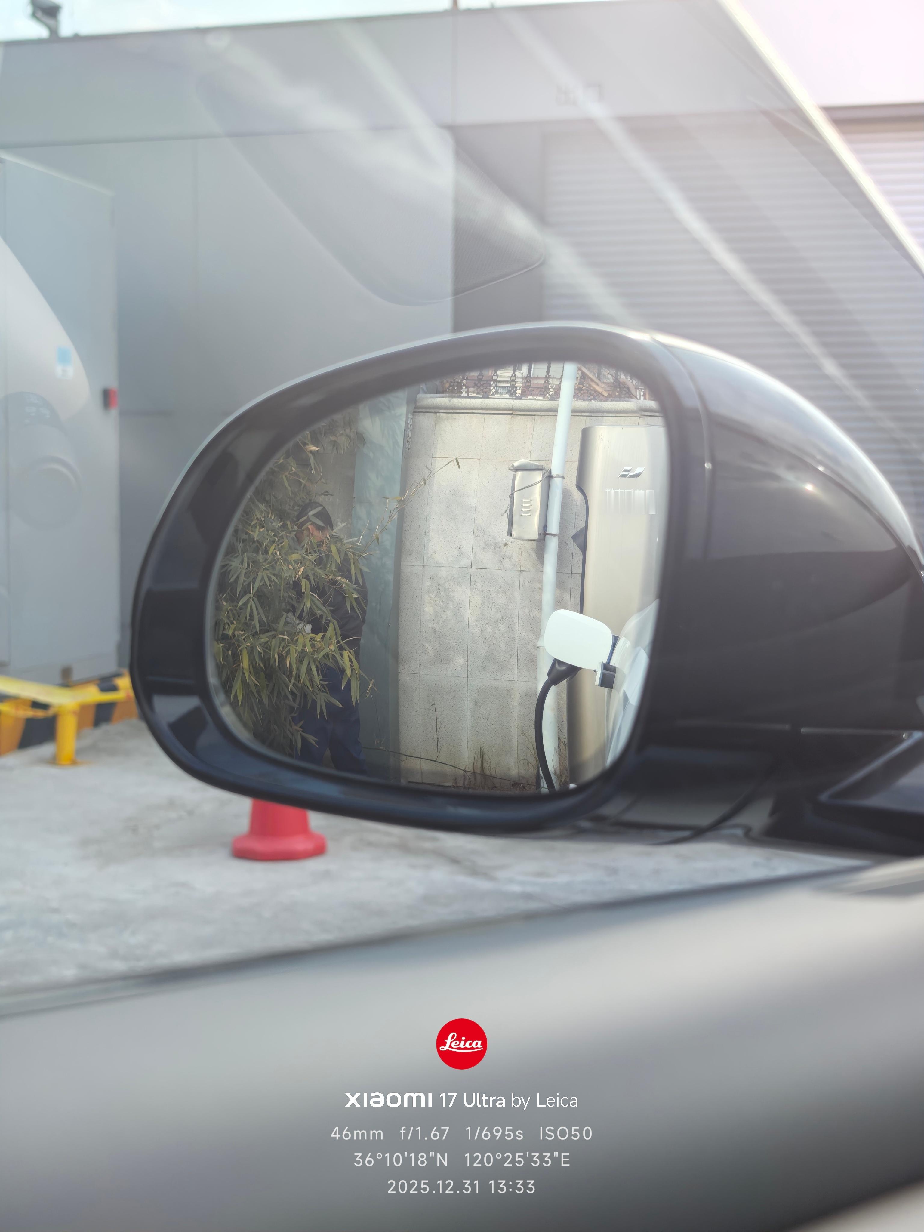 我充着电呢，突然一哥们跑我车后面了。我一看，撒尿？ 