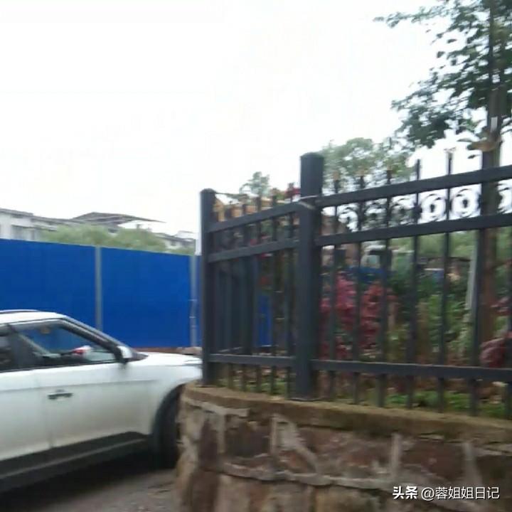 这一段时间，我发现自己又胖了，肚子鼓起来了，穿什么衣服都不好看。
女人啊是一胖毁