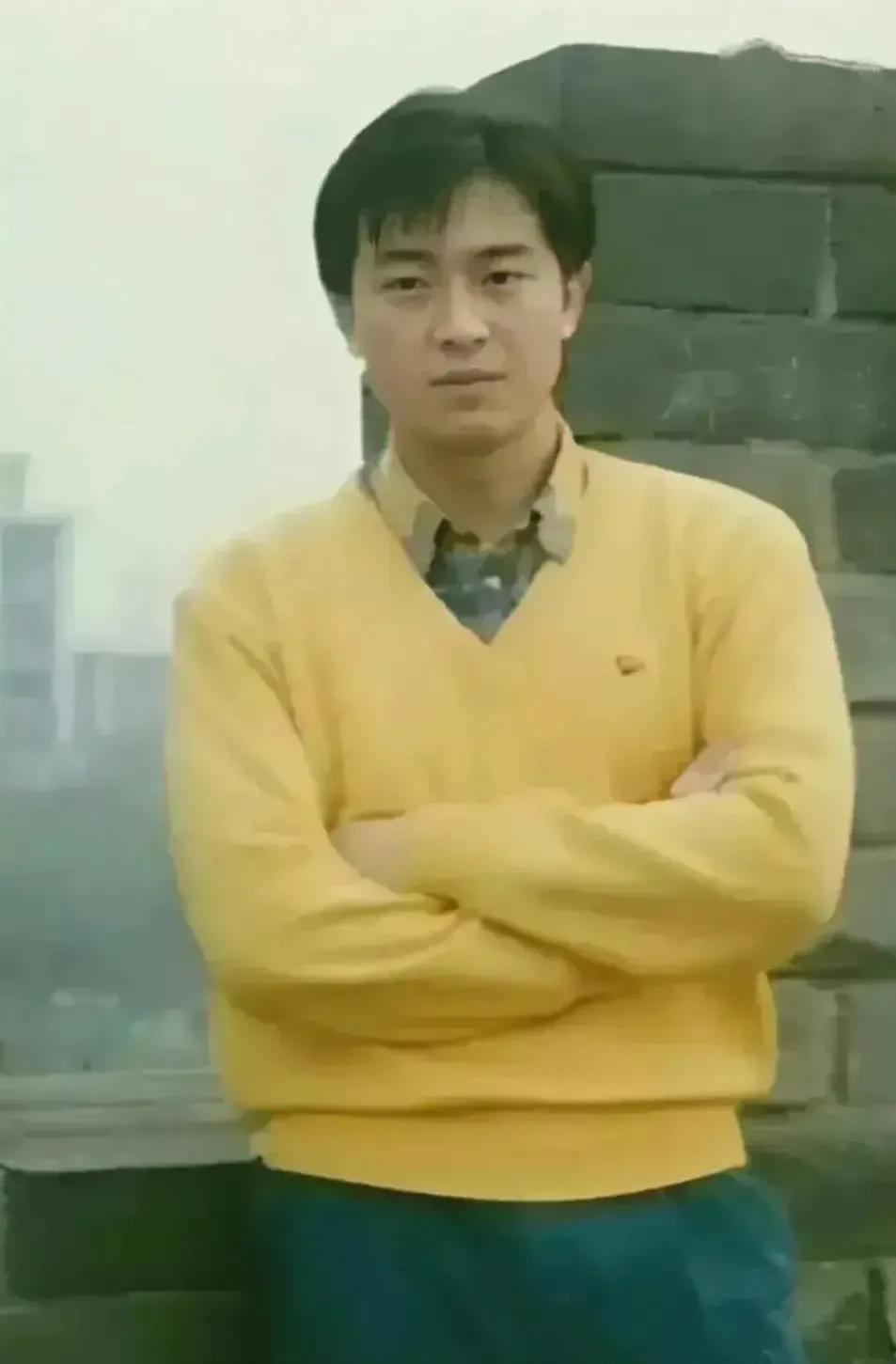 真的很难把他过去的样子和现在联系起来，变化实在是太大了，年轻的肘候他也称得上一个