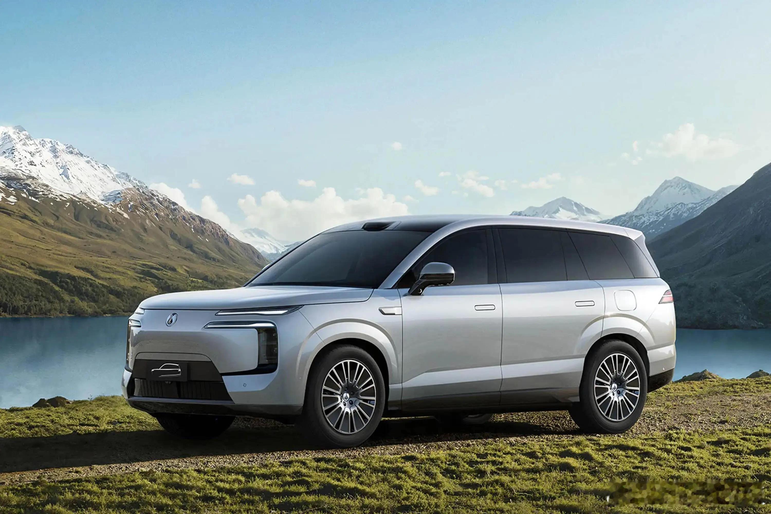 腾势N8L跟N9各方面都很接近，尺寸差不多，内饰差不多，底盘素质也基本保持。但入