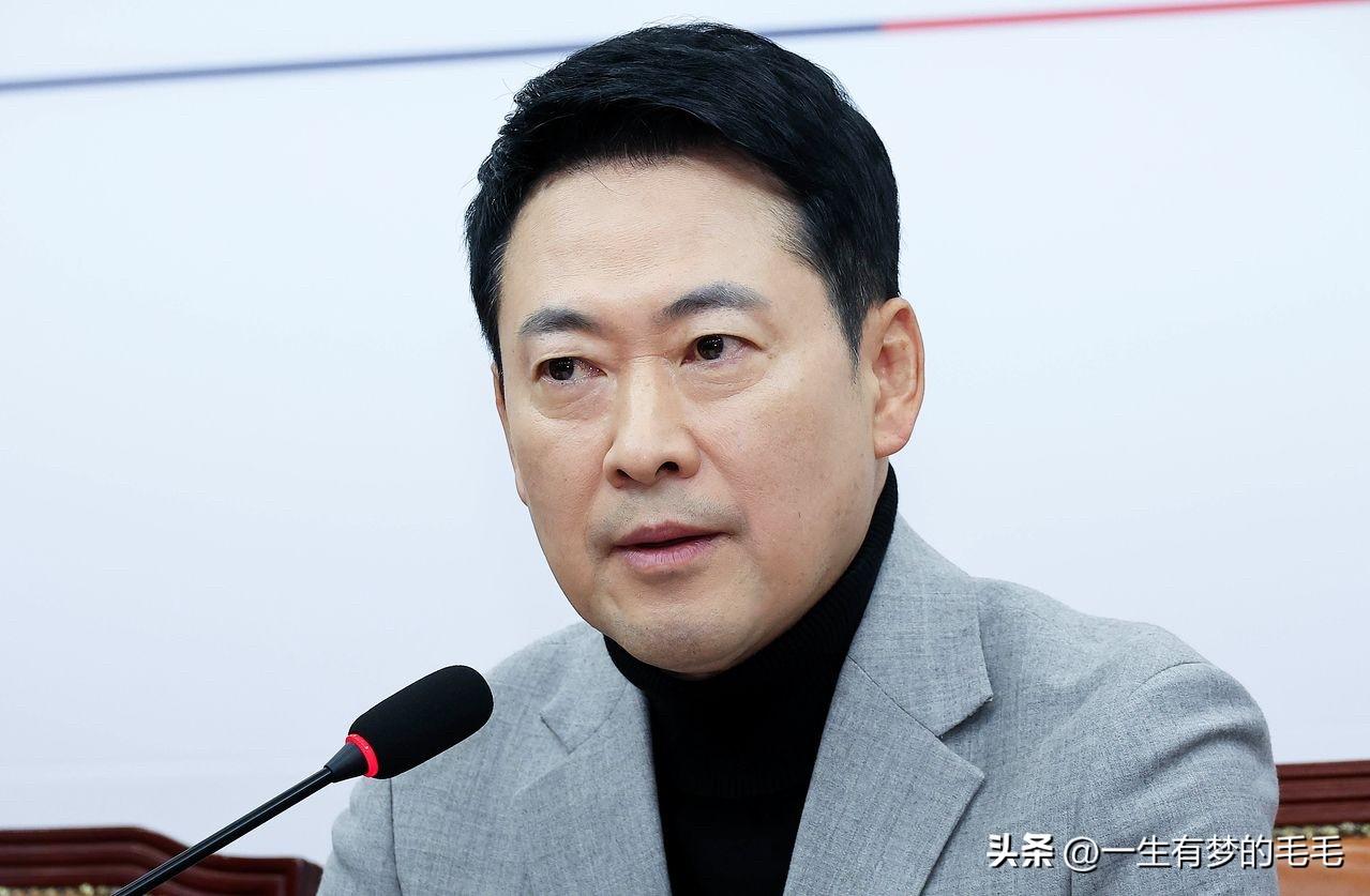 28日，韩国国民力量党党首张东赫因持有多套房产遭执政党批评，他通过社交平台坦言，