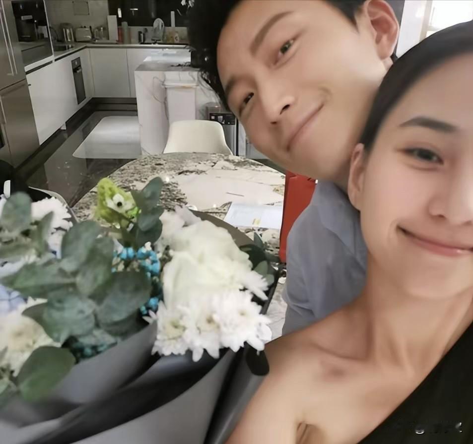 “一个保姆上位，能有什么见识”
想不到何超莲和窦骁闹离婚第一个挨骂的
竟然是赌王