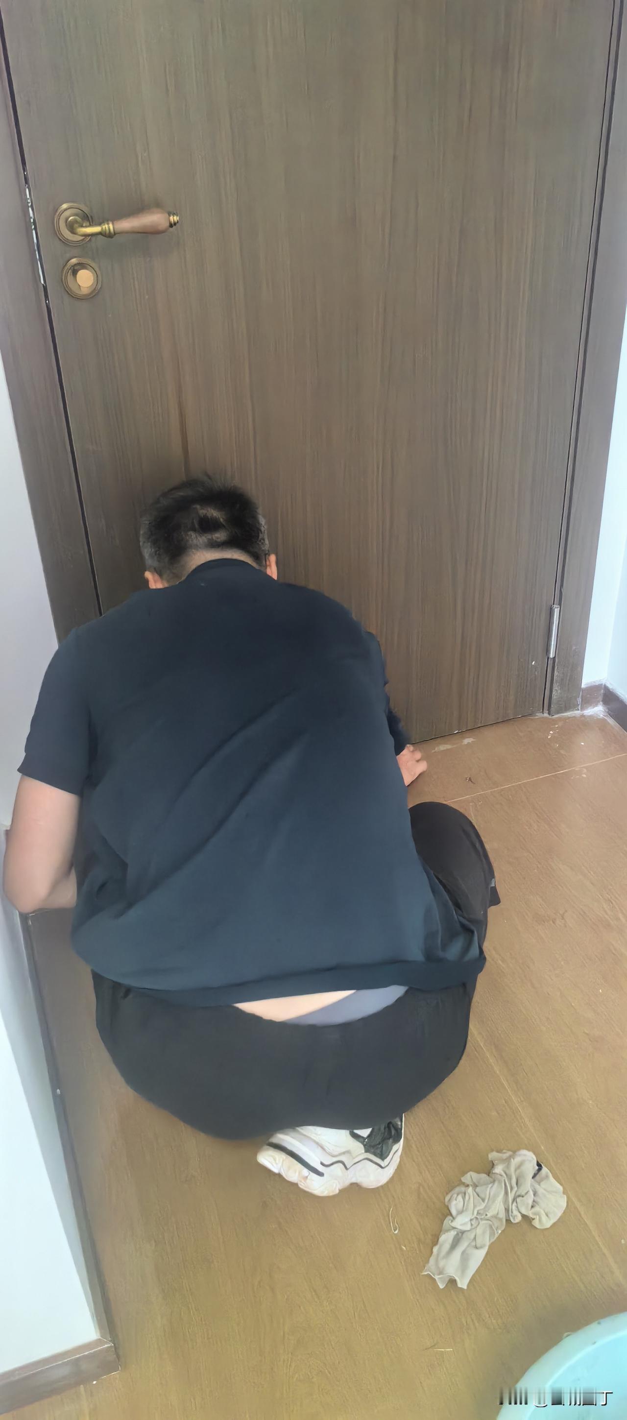 孩子他爹领着小宝和女儿用钢丝球擦地上的装修污迹，我这个“监工”，照旧翘着腿躺在沙