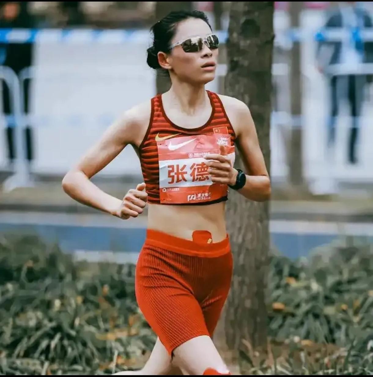石屏异龙湖半马燃情开赛！"马拉松一姐"张德顺回归主场，以1小时20分16秒强势夺