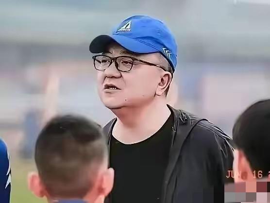 董路说，罗马餐厅的王老板的太太，将只身一人，携带我们的冠军奖杯回到北京。而且这一