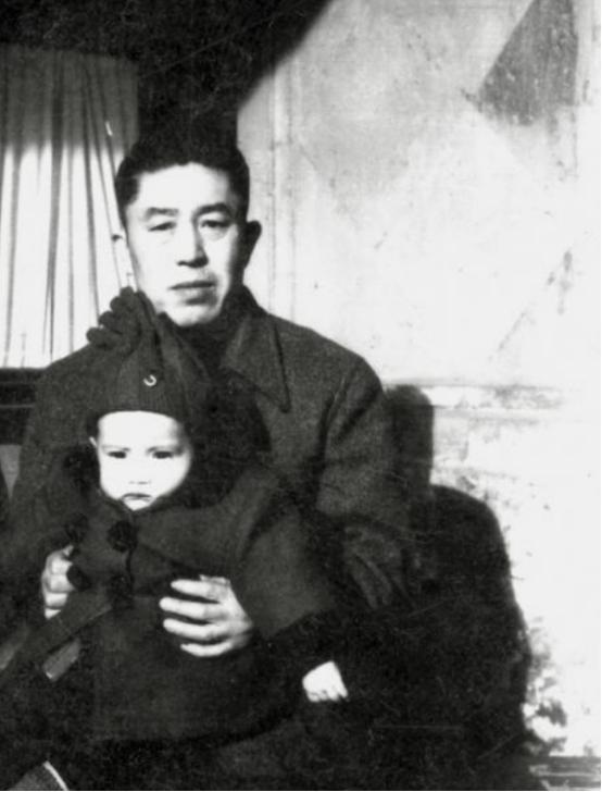 1952年6月，郑洞国被任命为水利部参事，欲举家北上，妻子陈碧莲却不愿从，理由是