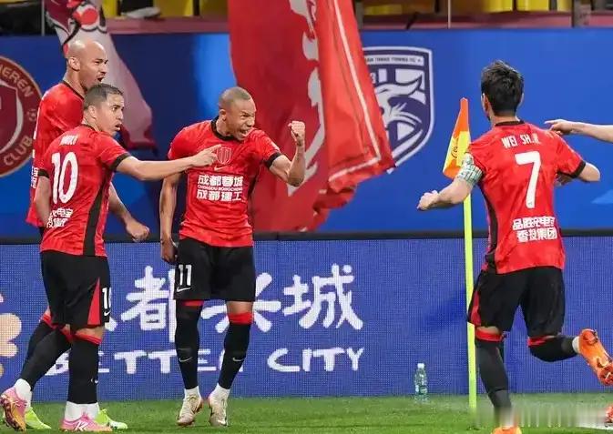 半场3-0血洗！成都蓉城直接踢疯了，把浙江队按在主场摩擦！中超第8轮，榜首大战直
