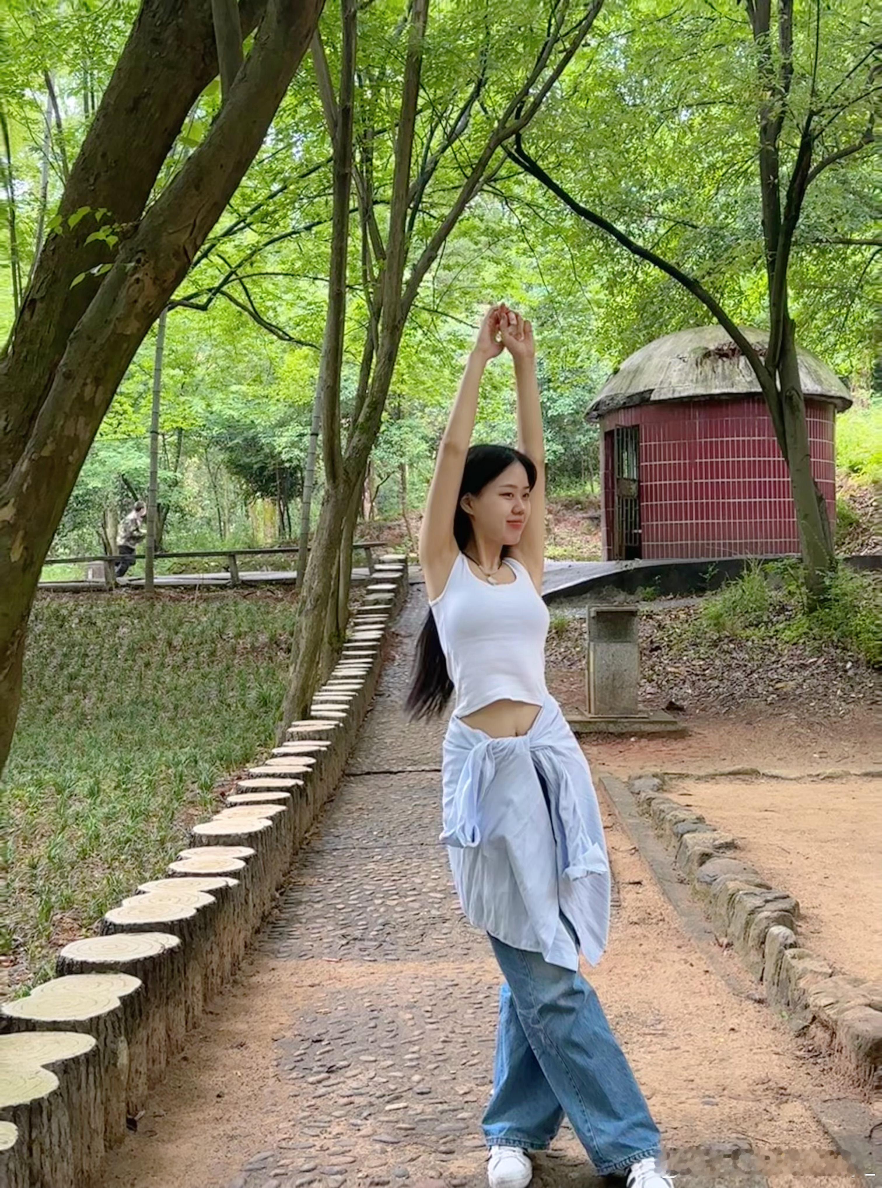 人生当中，全身心追梦的机会不多，错过了就创造机会在夹缝中追也是很好的[加油] ​