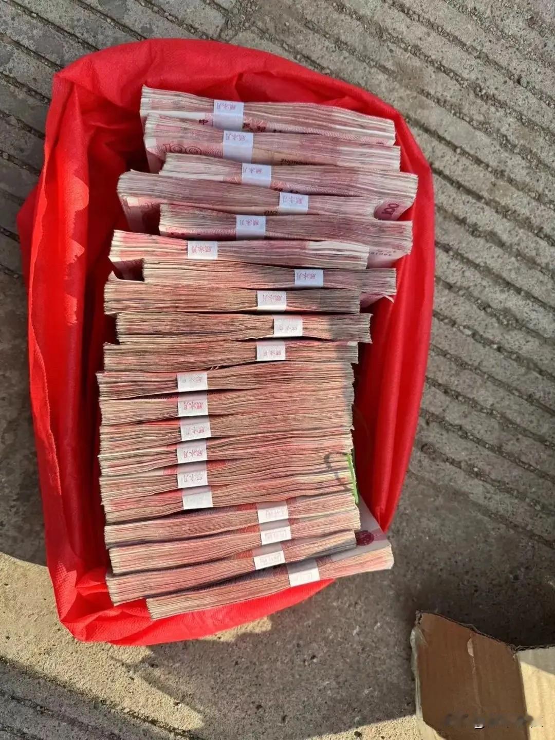 河北保定一女子在衣柜深处发现丈夫藏的20万现金，想着给家庭添份保障，没问丈夫就直