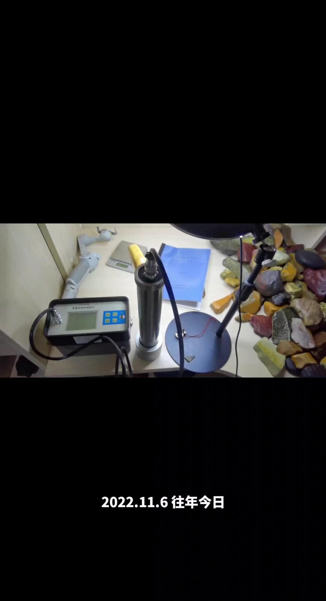 用的是HD2000型智能伽马辐射仪，工业部北京地质研究所的产品，挺专业的。这仪器
