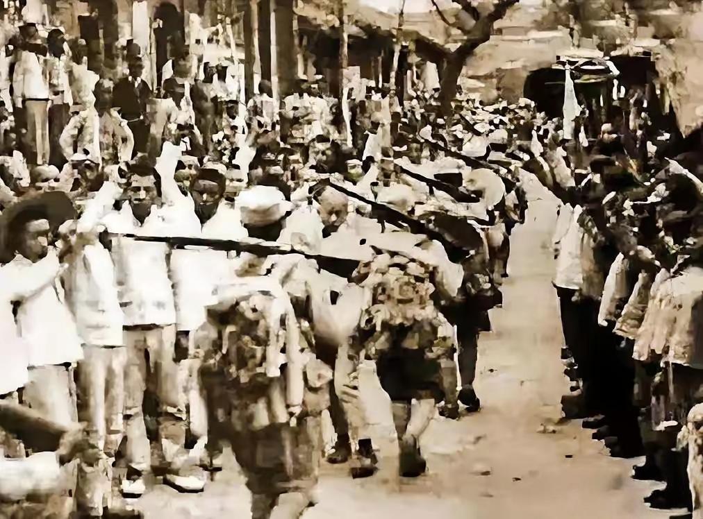 川军残兵背骨灰回川，路背骨灰回川，路遇浑水袍哥劫道，老兵拿不出钱，含泪打开骨灰坛