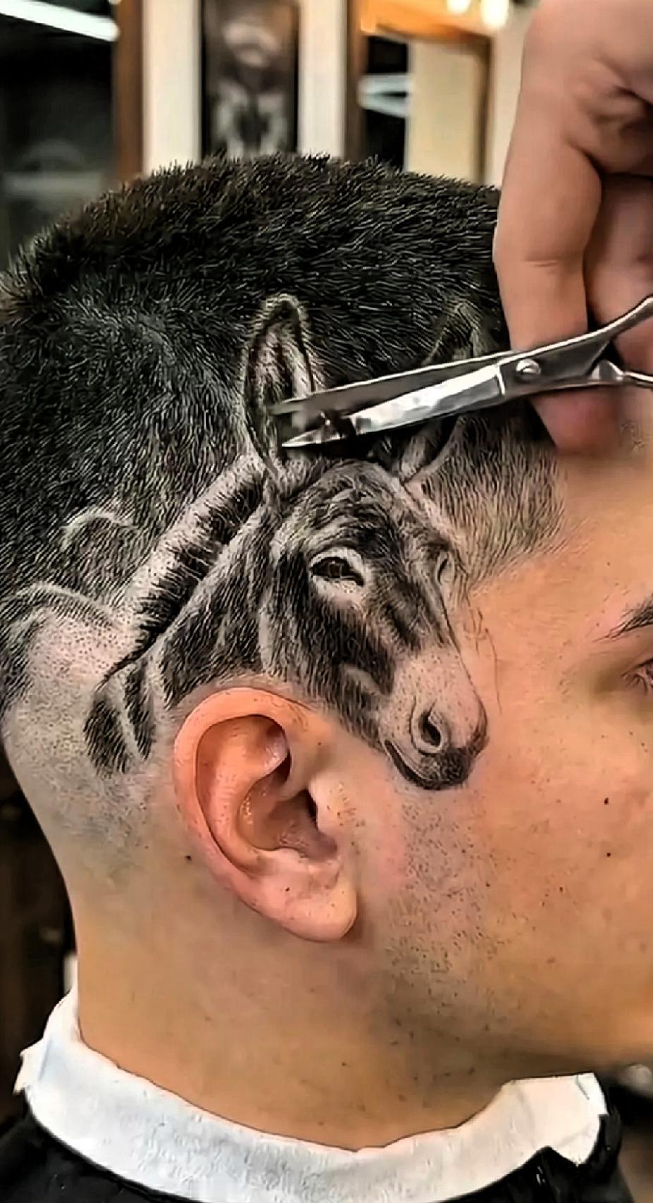 太有才了！跨界王！
马年剃马头，这理发师的技术真棒，这匹马好像真的一样。看来想做