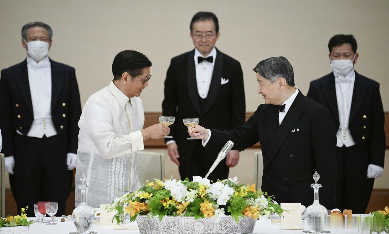 日本天皇夫妇主持宫中晚宴 欢迎菲律宾总统夫妇访日海外新鲜事 日本天皇夫妇27日在