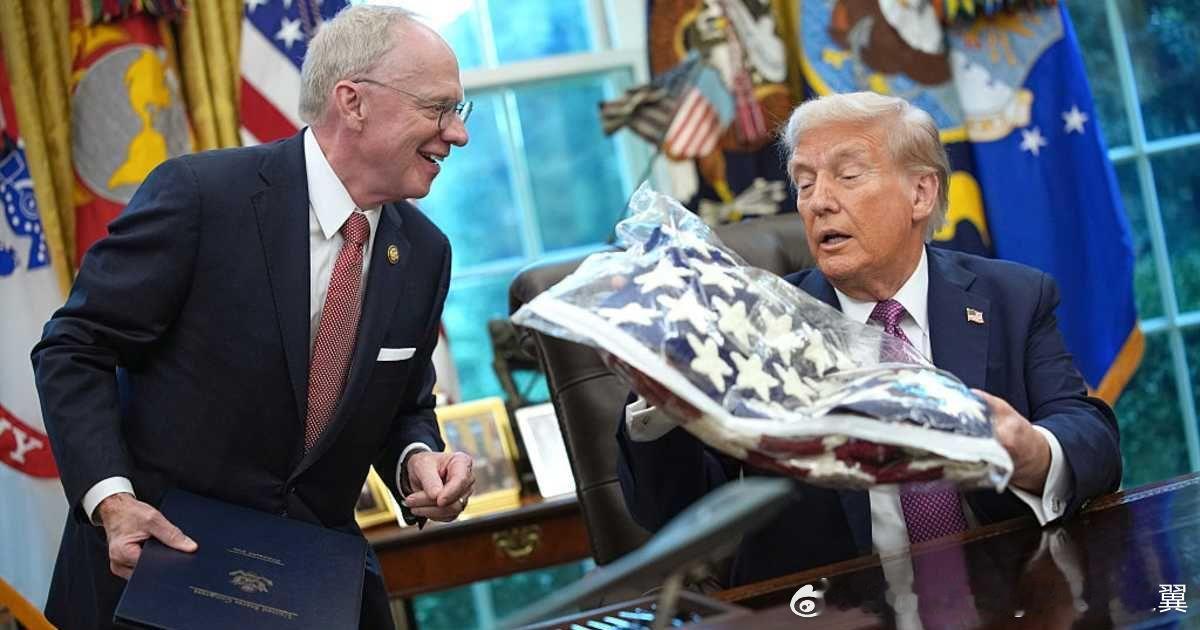特朗普误将美国国旗当毯子：9月5日星期五，特朗普在椭圆形办公室签署的一项法案出现