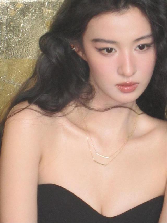 现在的网友管得真宽，女明星上个水上综艺穿件衣服，居然也能被拿着放大镜一顿审视。这
