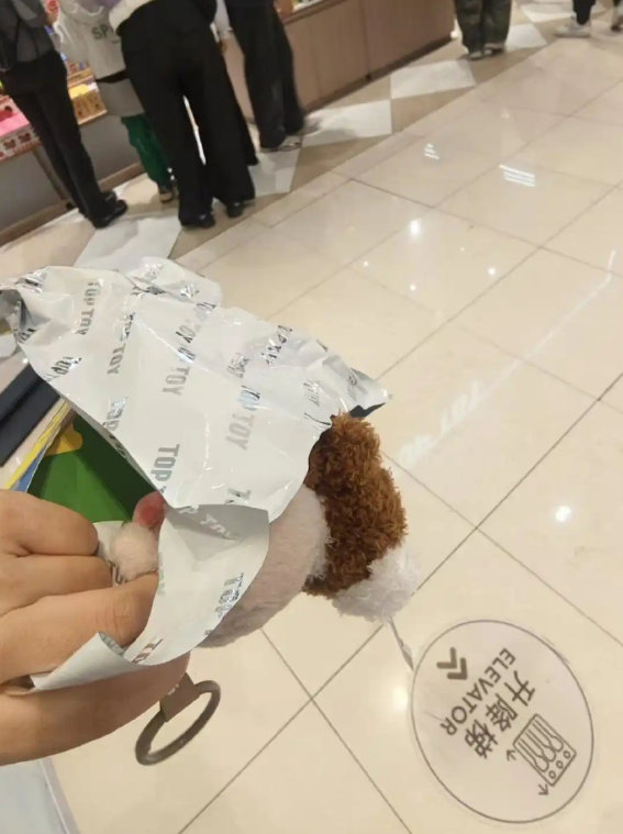 【TOPTOY盲盒被曝拆出二手货】哈尔滨市民质疑TOPTOY盲盒以旧充新近日，消