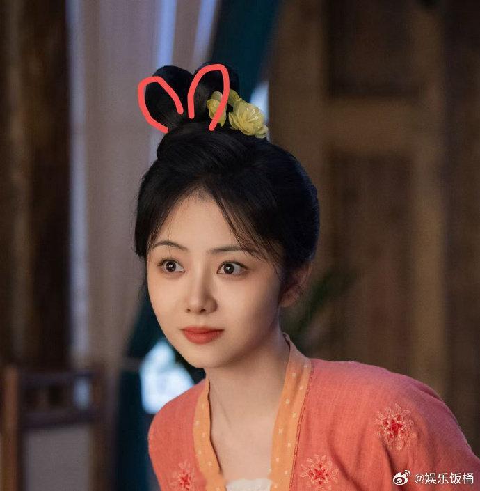 郑业成给季英英画两只兔子耳朵 《蜀锦人家》兔子锦官给季英英画两只兔子耳朵  