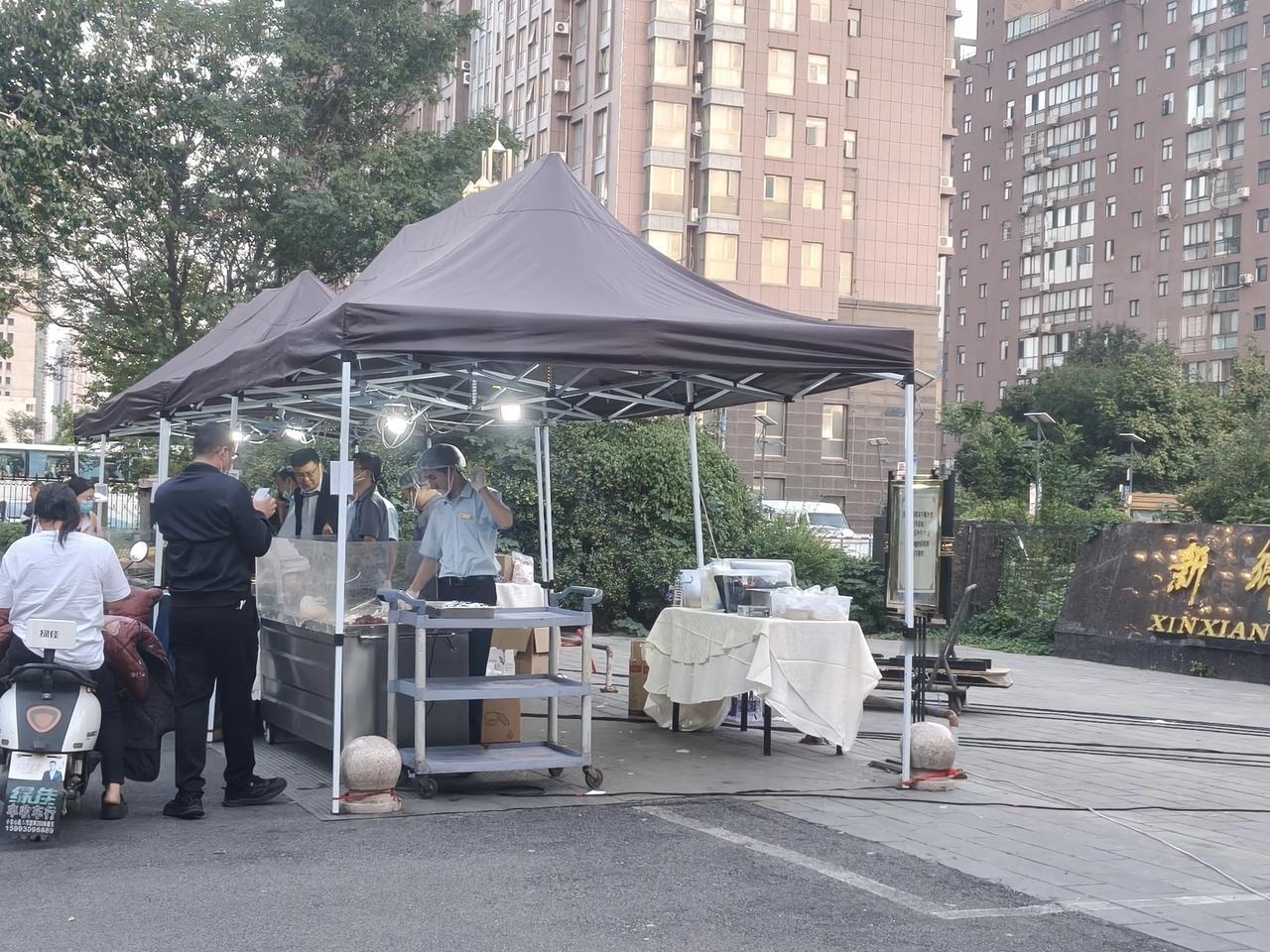 一个堂堂国际饭店如今变化成职工到大马路上买熟肉、熟菜、包子、油条、馍头等以前一般