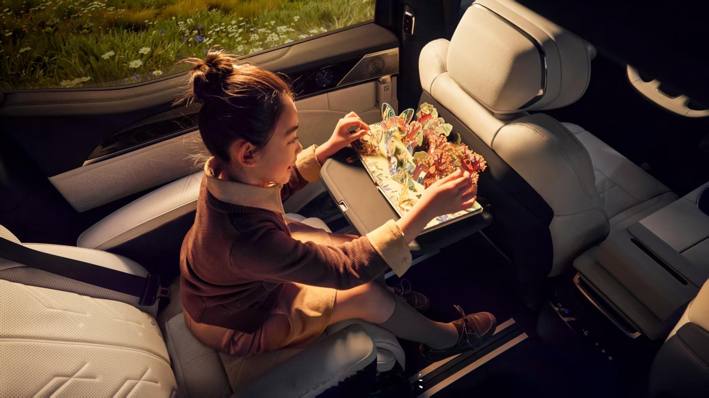 大境宽厅，全家互动无界温柔守护，每一程皆安心百变灵巧空间，玩具行囊各得其所新一代