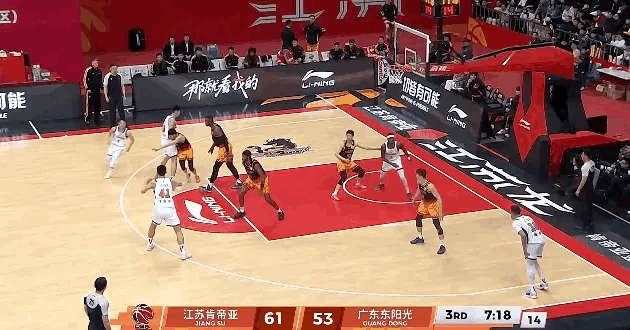 真难，但凡对手有个强点的内线或者后卫，都能轻松在广东男篮头上爆发。江苏男篮vs广