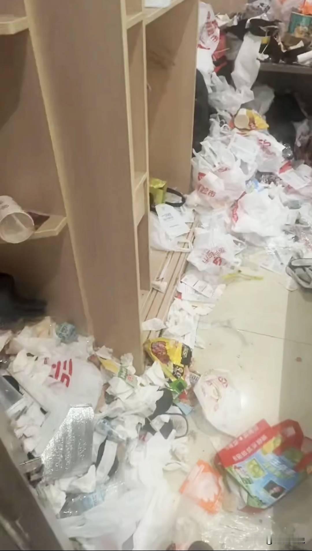 四川成都，一对00后情侣为方便腻歪在酒店长期同居近5个月，期间多次拒绝保洁进门打