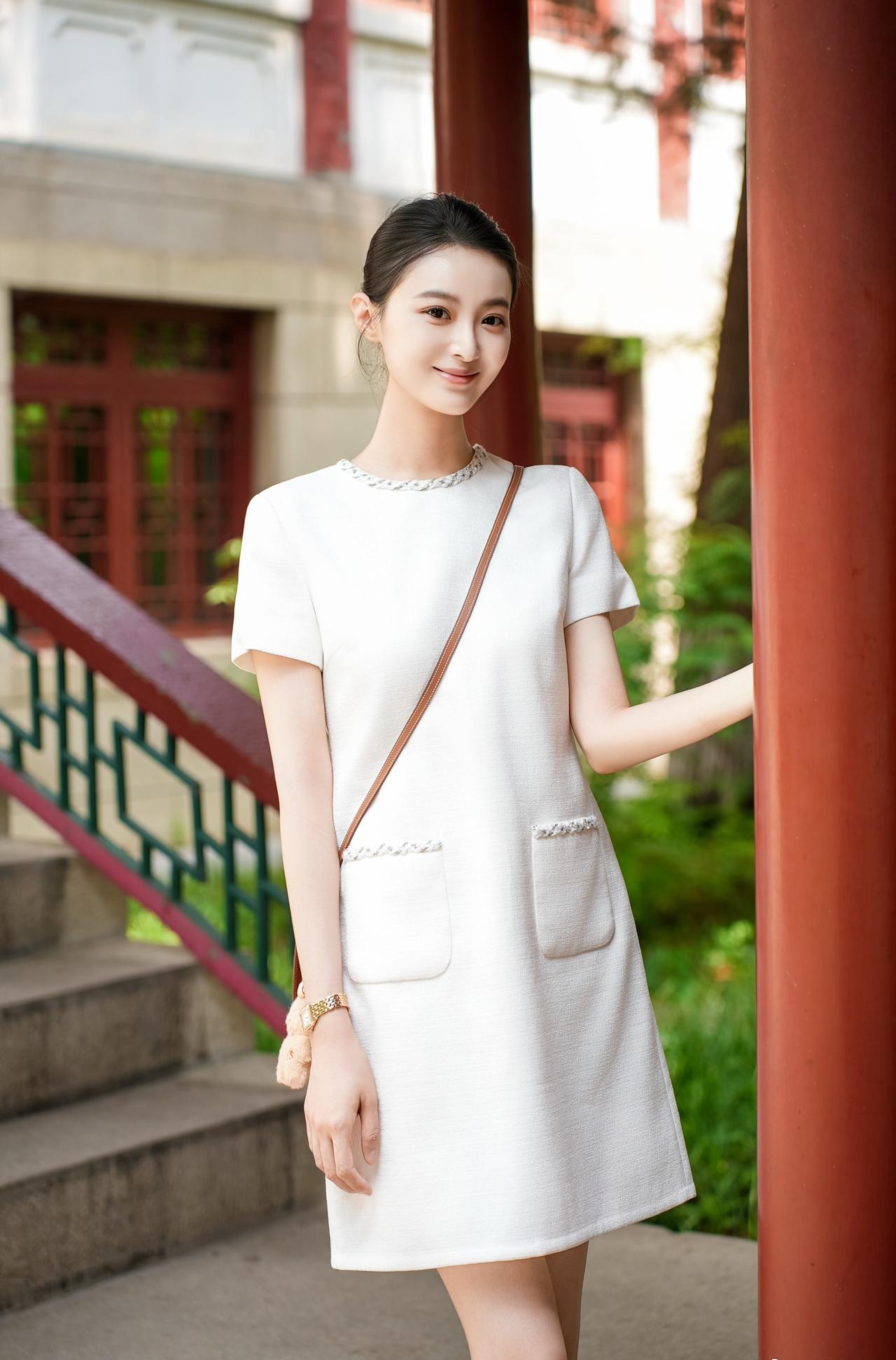谁说白裙子只能夏天穿？明明一年四季都能hold住！

这身look，主打一个“清