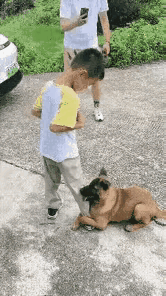 谁能想到一根火腿肠的分量，竟重过所有刻意的讨好？旅游途中，小男孩随手给了缩成一团