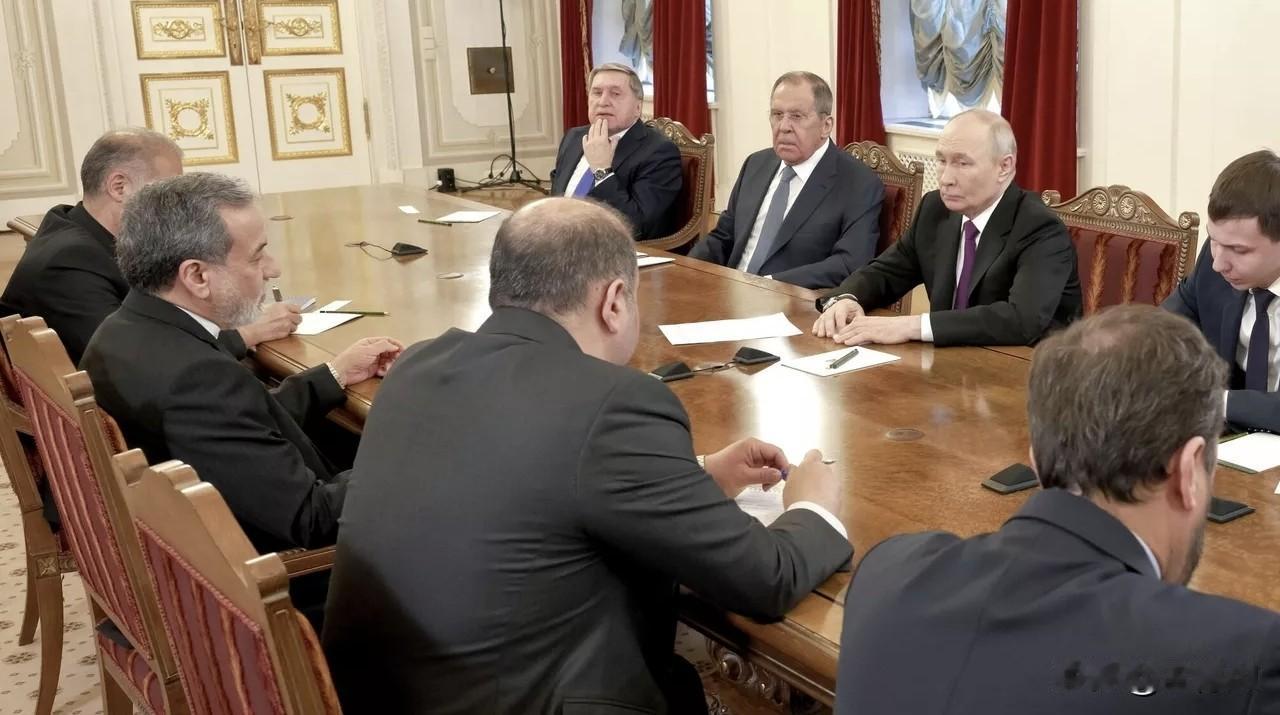 2026年04月28日俄新社消息，俄罗斯总统普京在圣彼得堡与伊朗外长阿拉克齐举行