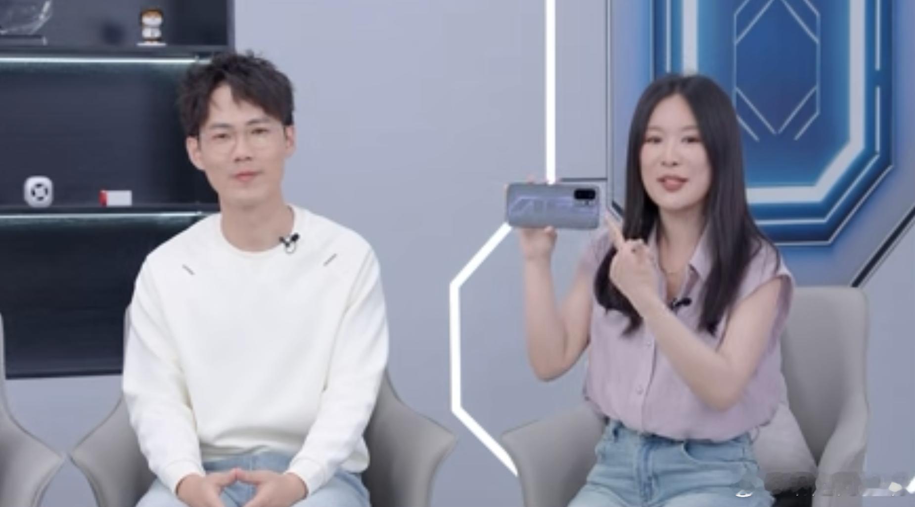 李杰在隔壁平台刚直播完有游戏手柄，会和一加Ace6 至尊版一起发布但就是没说价格