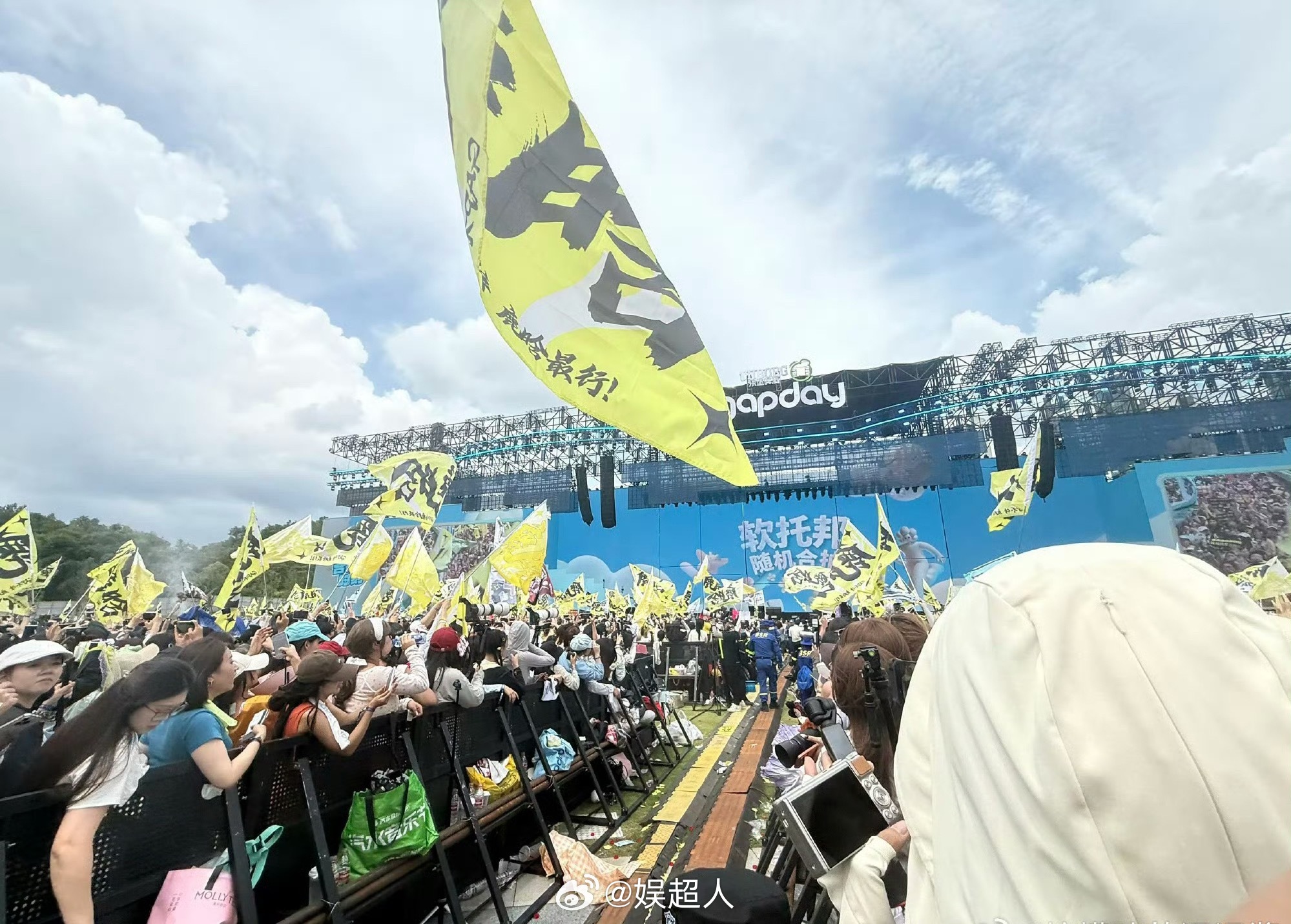 鹿晗gapday音乐节人气鹿晗贵阳音乐节人气鹿晗gapday音乐节人气，放眼看去