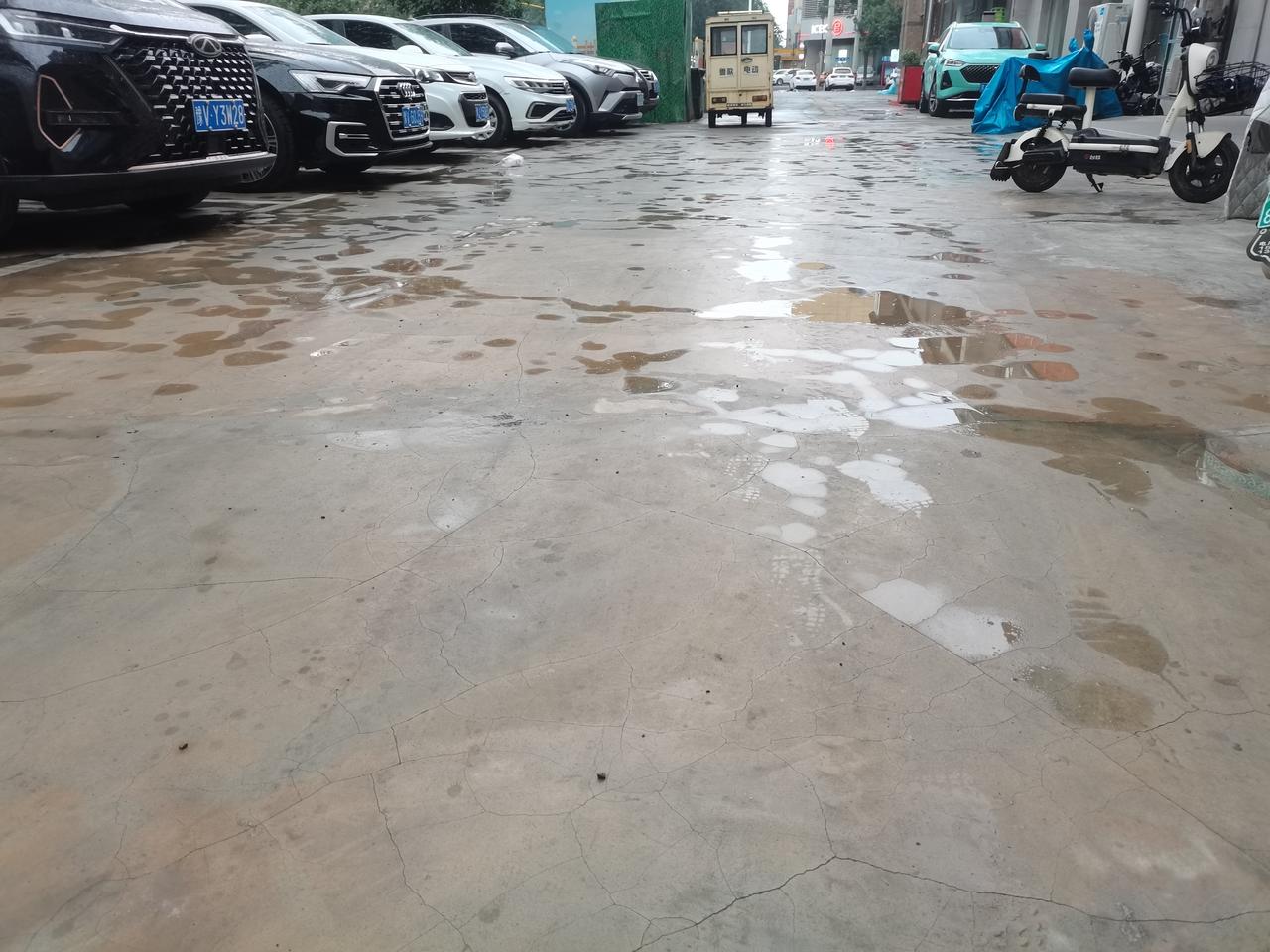 今天4点半安阳市下了一场小雨，省了洒路水，净化了空气，挺好！（晨走随手拍）
