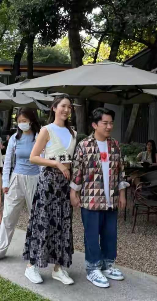 王祖蓝与李亚男夫妇近日在曼谷甜蜜同游，两人全程十指紧扣，恩爱模样羡煞旁人。途中偶