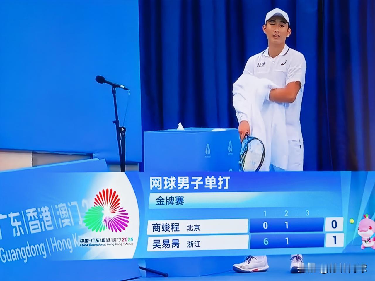 连丢7局后，
商骏程终于拿下发球局。
吴易昺6-0，1-1商骏程。