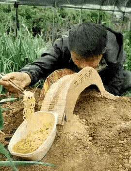 图一：为了体验一把过桥米线，小伙子也算是拼了。
图二：果然还是少女心啊！不管什么