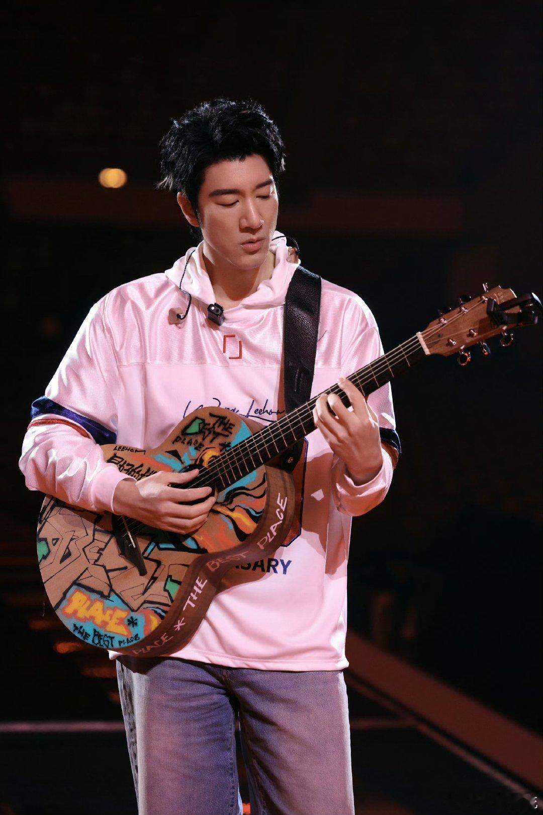 女生演唱会分享热点成信号侠 真的是感受到这个女生也太热情了吧，在演唱会现场，网络