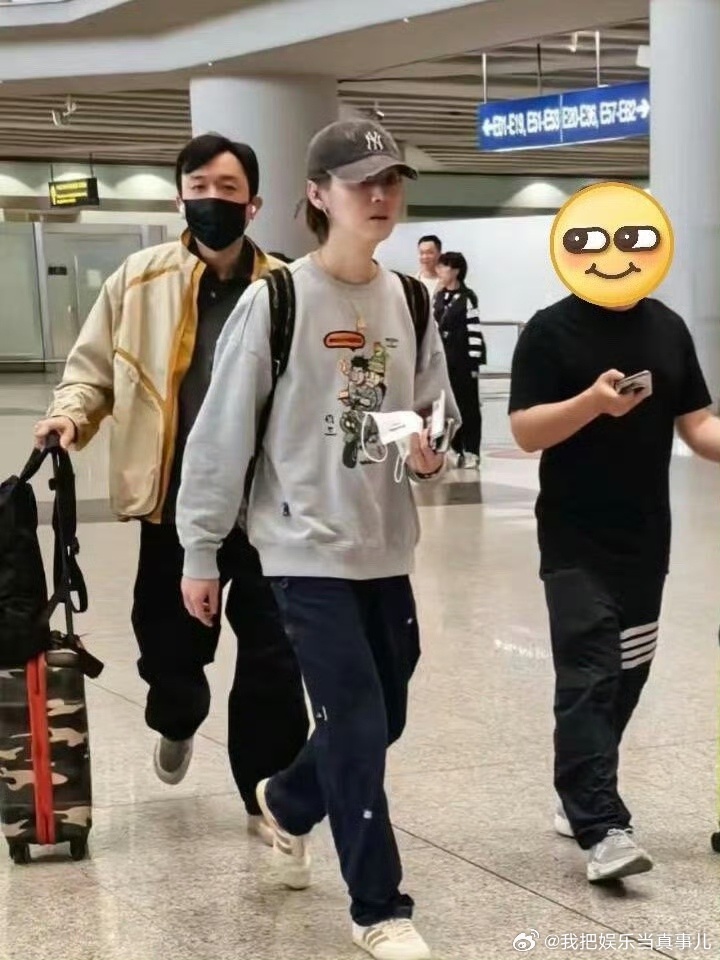 鹿晗 四巡机场偶遇鹿晗飞日本 恐高的难道就不住高层了？晕车难道就不坐车了？那人家